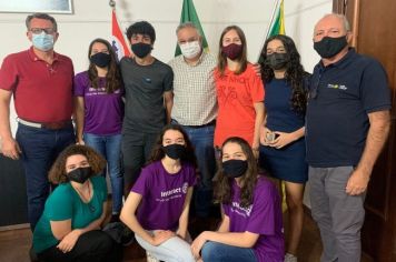 PREFEITO RECEBE JOVENS PARA CONVERSA NO GABINETE