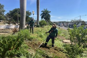 EQUIPE DA LIMPEZA PÚBLICA TRABALHA NESTA QUARTA-FEIRA NA AVENIDA TIRADENTES EM MOCOCA