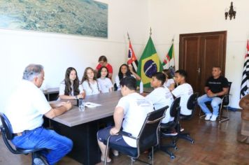 PREFEITO RECEBE VISITA DOS ALUNOS DA ESCOLA BARÃO DE MONTE SANTO