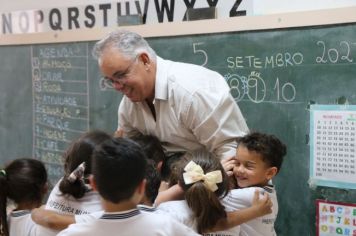 PREFEITO EDUARDO BARISON FORTALECE SEU COMPROMISSO COM A EDUCAÇÃO EM VISITA À ESCOLA MUNICIPAL PROF. WASHINGTON GUEDES CARNEIRO