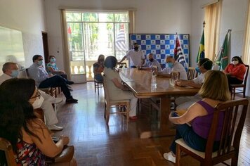 PREFEITURA REALIZA REUNIÃO COM PROFISSIONAIS DA SAÚDE PARA MELHORIA NO DESCARTE DE LIXO HOSPITALAR EM MOCOCA.