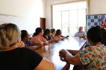 PREFEITURA MUNICIPAL DE MOCOCA REÚNE-SE COM COZINHEIRAS E SERVENTES DAS ESCOLAS MUNICIPAIS PARA DISCUTIR SOBRE DIREITOS E CONDIÇÕES DE TRABALHO