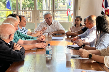 REUNIÃO NO GABINETE MUNICIPAL DISCUTE QUESTÕES AMBIENTAIS RELACIONADAS AO CÓRREGO LAMBARI