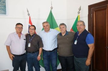 PREFEITO RECEBE EM SEU GABINETE DIRETOR REGIONAL DA SABESP