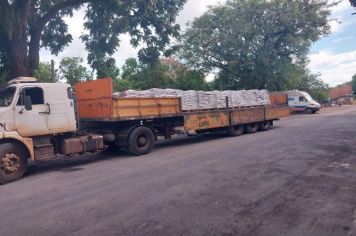 MAIS MASSA ASFÁLTICA FRIA CHEGANDO EM MOCOCA PARA A OPERAÇÃO TAPA BURACOS