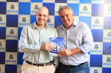 PREFEITO RECEBE LIVRO DA LOJA CEM QUE COMPLETA 70 ANOS