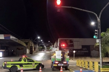 PREFEITURA REALIZA SERVIÇO TÉCNICO NA SINALIZAÇÃO SEMAFÓRICA DA AVENIDA JOÃO BATISTA DE LIMA FIGUEIREDO