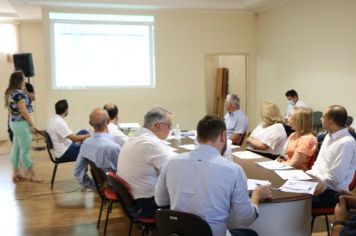 PREFEITO PARTICIPA DA ASSEMBLEIA DE PRESTAÇÃO DE CONTAS DO CONDERG NA CIDADE DE DIVINOLÂNDIA 