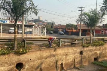 EQUIPES DA PREFEITURA REALIZAM SERVIÇOS DE LIMPEZA EM MOCOCA. 