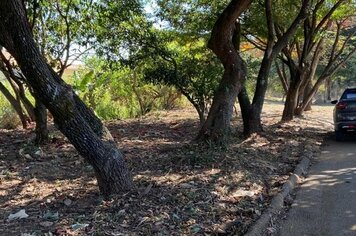 PREFEITURA MUNICIPAL DE MOCOCA REALIZA GRANDE AÇÃO DE LIMPEZA NA RUA HUGO MAGRI.