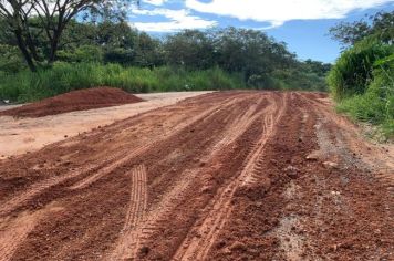 ESTRADA QUE DÁ ACESSO AO BAIRRO CARLITO QUILICE RECEBE MANUTENÇÃO