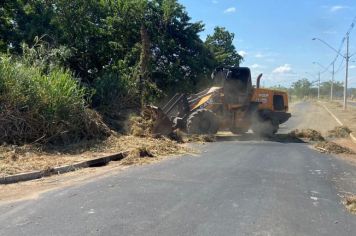 PREFEITURA REALIZA LIMPEZA DE RUAS DO VALE VERDE 