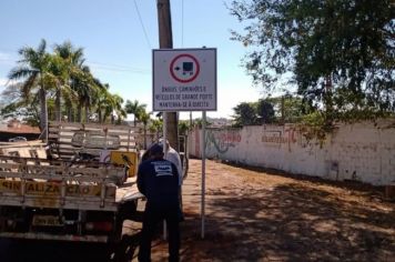  PREFEITURA MUNICIPAL ALTERA SINALIZAÇÃO DE TRÂNSITO PARA CAMINHÕES NO CENTRO.