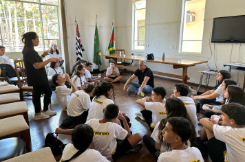 ALUNOS DA ESCOLA CASTELO DE MOCOCA REALIZAM VISITA AO GABINETE MUNICIPAL