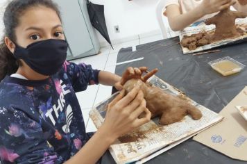 CRIANÇAS PARTICIPAM DE OFICINA DE ARGILA NA CASA DE CULTURA ROGÉRIO CARDOSO 