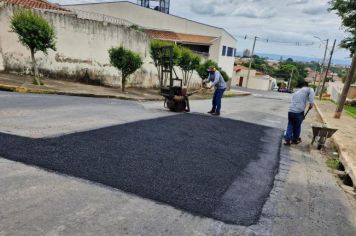 OPERAÇÃO TAPA BURACOS FINALIZANDO OS TRABALHOS NAS RUAS ANTÔNIO VIOTO E OSCAR SOUZA DIAS 