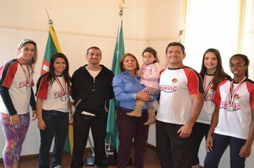 Maria Edna recebe atletas do basquete e judô, medalhistas nos Jogos Regionais de Itatiba