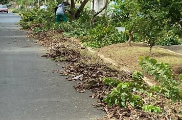 PREFEITURA FAZ MANUTENÇÃO NA AVENIDA DO FÓRUM >>