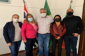 PREFEITURA MUNICIPAL DE MOCOCA FAZ PARCERIA COM CASA RENASCER DE PIRASSUNUNGA.

Na tarde desta quarta-feira, 21, no Gabinete Municipal o prefeito Eduardo Barison e Valdirene Miranda diretora do Departamento de Desenvolvimento Social receberam a visita d