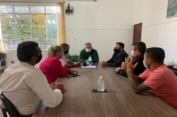 PREFEITURA MUNICIPAL RECEBE VISITA DO DEPUTADO FEDERAL HENRIQUE DO PARAÍSO.