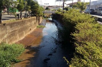 INFORMATIVO - Prefeitura de Mococa realiza limpeza do Ribeirão do Meio, na área central do município