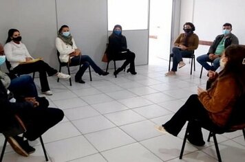 PREFEITURA REALIZA REUNIÃO COM REPRESENTANTES DE PAIS.