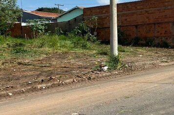 PREFEITURA RETIRA 4 COMINHÕES DE ENTULHOS NO BAIRRO ITÁLICO MAZIERO.