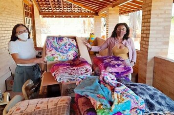 FUNDO SOCIAL DE SOLIDARIEDADE FAZ DOAÇÃO DE COBERTORES PARA MORADORES DO BAIRRO POR DO SOL.