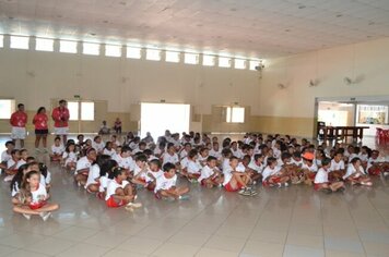Crianças recebem medalhas pela participação no programa “Bom de Nota, Bom de Bola”