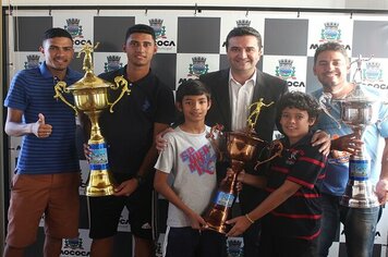 Prefeito de Mococa recebe atletas do Mococa Esporte Clube após conquistas da 2ª Copa de Futebol de Pirassununga