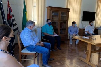 PREFEITO REALIZA REUNIÃO COM REPRESENTANTES DOS SUPERMERCADOS DE MOCOCA