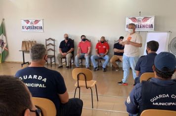 PREFEITO E DIRETOR DE ESPORTES RECEBEM CAMPEÃO DA SÃO SILVESTRE NININHO