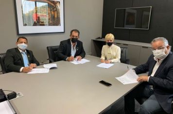 PREFEITO ASSINA CONVÊNIO PARA EQUIPAMENTOS AGRÍCOLAS