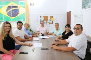 PREFEITO ASSINA REPASSE DE VERBA PARA COMPRA DE MEDICAMENTOS À PACIENTES DOS SUS