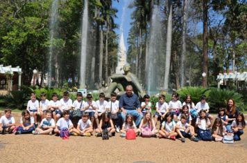 ALUNOS DO COLÉGIO MARIA IMACULADA FAZEM VISITA AO PREFEITO EDUARDO BARISON EM SEU GABINETE