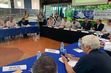 Prefeito visita a UPA 24h e conversa com moradores que aguardavam atendimento médico