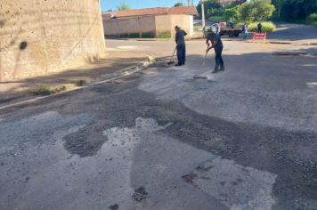 A EQUIPE DA OPERAÇÃO TAPA BURACOS INICIA OS TRABALHOS NO BAIRRO CARLITO QUILICE EM MOCOCA
