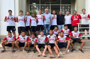 CAMPEÕES DA LIGA SESI DE TREINAMENTO SÃO RECEBIDOS NO GABINETE DO PREFEITO