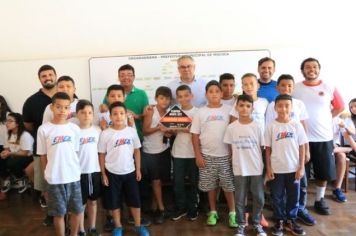 PREFEITO RECEBE ESCOLAS PREMIADAS NA OLIMPÍADA INFANTIL 