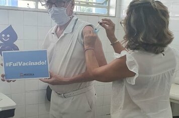 PROFISSIONAIS DE LABORATÓRIOS PRIVADOS COMEÇAM A SER VACINADOS EM MOCOCA