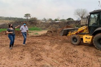 PREFEITURA REALIZA LIMPEZA NO PISCINÃO DA CIDADE