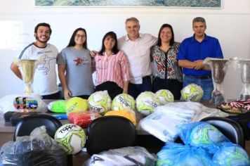 PREFEITURA RECEBE MAIS KITS ESPORTIVOS