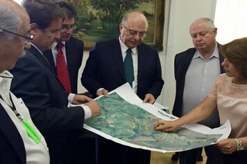 Maria Edna se reúne com Secretário da Agricultura para tratar sobre doação de área da APTA