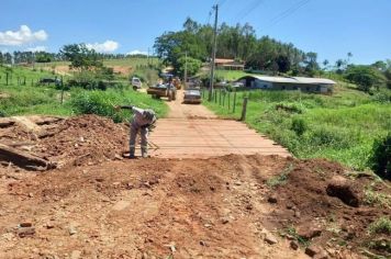 PREFEITURA REALIZA SUBSTITUIÇÃO DO MADEIRAMENTO DE PONTE EM IGARAI