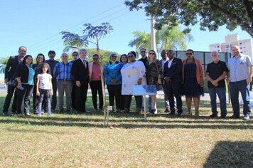 Prefeito viaja a África em busca de oportunidades