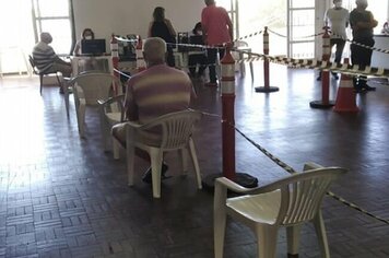 Vacinação por escalonamento de idade dá certo e evita aglomeração em Mococa.