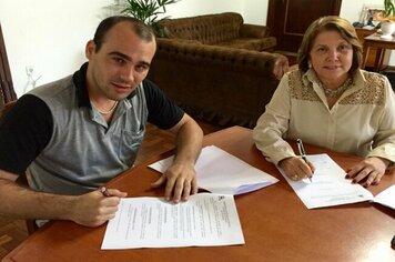 Prefeita assina contrato de concessão de terreno para empresa mocoquense