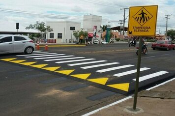 Departamento de Trânsito cria travessia elevada na Avenida Monsenhor Demóstenes Paraná Brasil Pontes