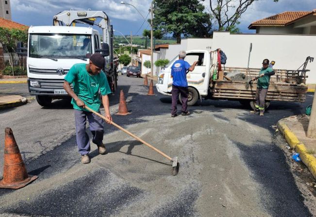 OPERAÇÃO TAPA BURACOS NA RUA CAPITÃO JOSÉ CAETANO DE FIGUEIREDO
