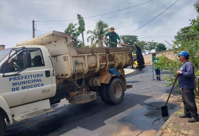 OPERAÇÃO TAPA BURACOS E PAVIMENTAÇÃO ASFÁLTICA CONTINUA EM DIVERSOS PONTOS DA CIDADE